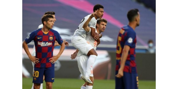 La même équipe a évolué en deux maillots n ° 10 représentés différemment